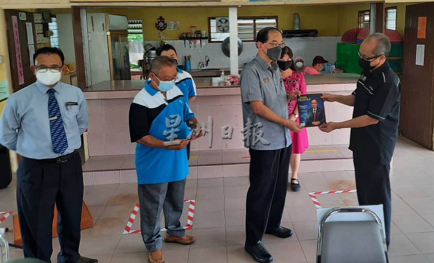 (古城第二版主文)英才学校首日出席率达76%,马汉顺盼家长放心让孩子返校上课