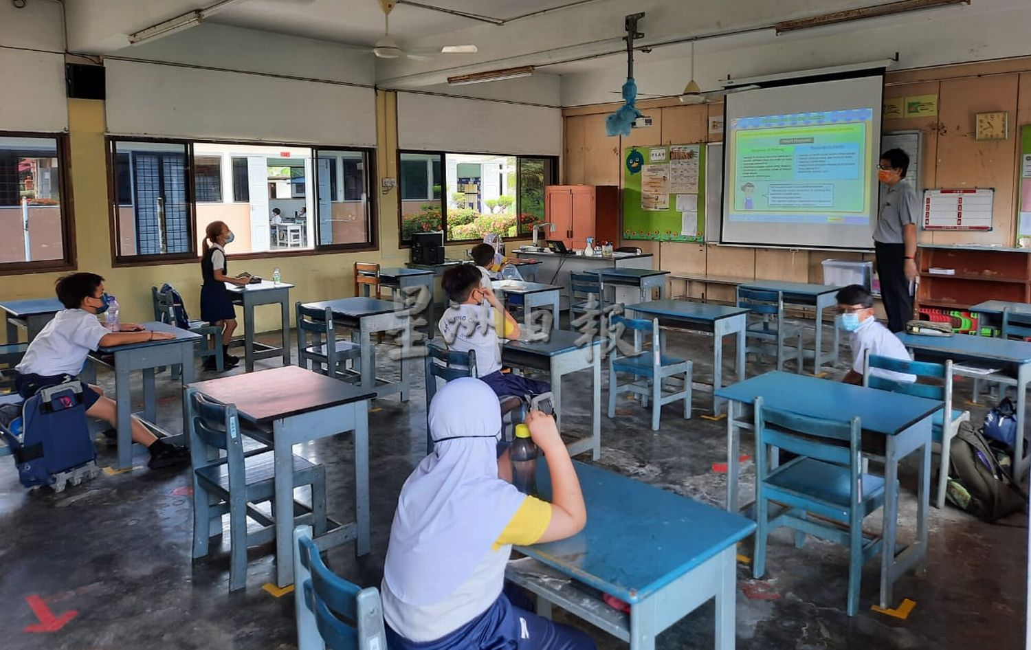 (古城第二版主文)英才学校首日出席率达76%,马汉顺盼家长放心让孩子返校上课