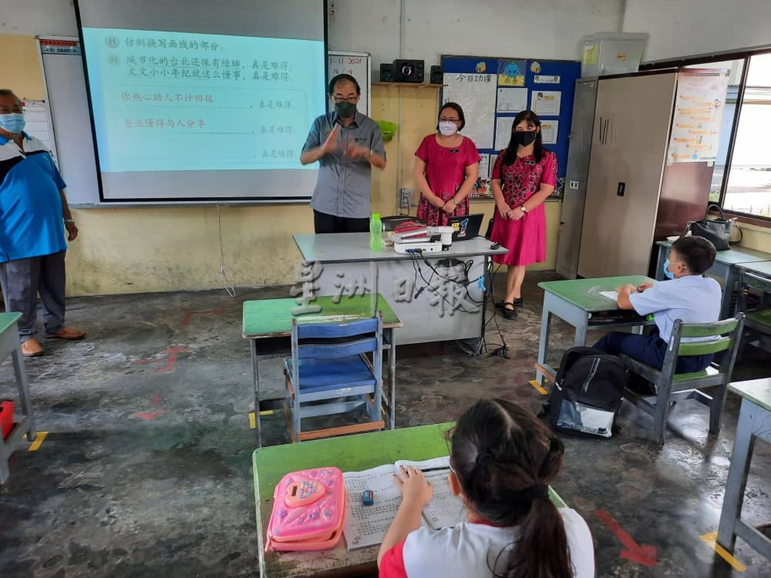 (古城第二版主文)英才学校首日出席率达76%,马汉顺盼家长放心让孩子返校上课