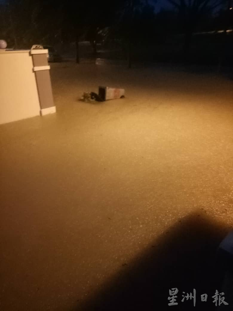 （备用）柔：民生特工队：武吉甘蜜新镇部分路段大雨变成河