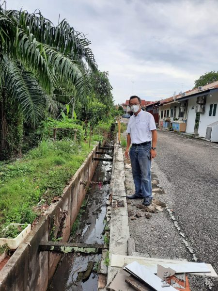 （备用）柔：民生特工队：武吉甘蜜新镇部分路段大雨变成河