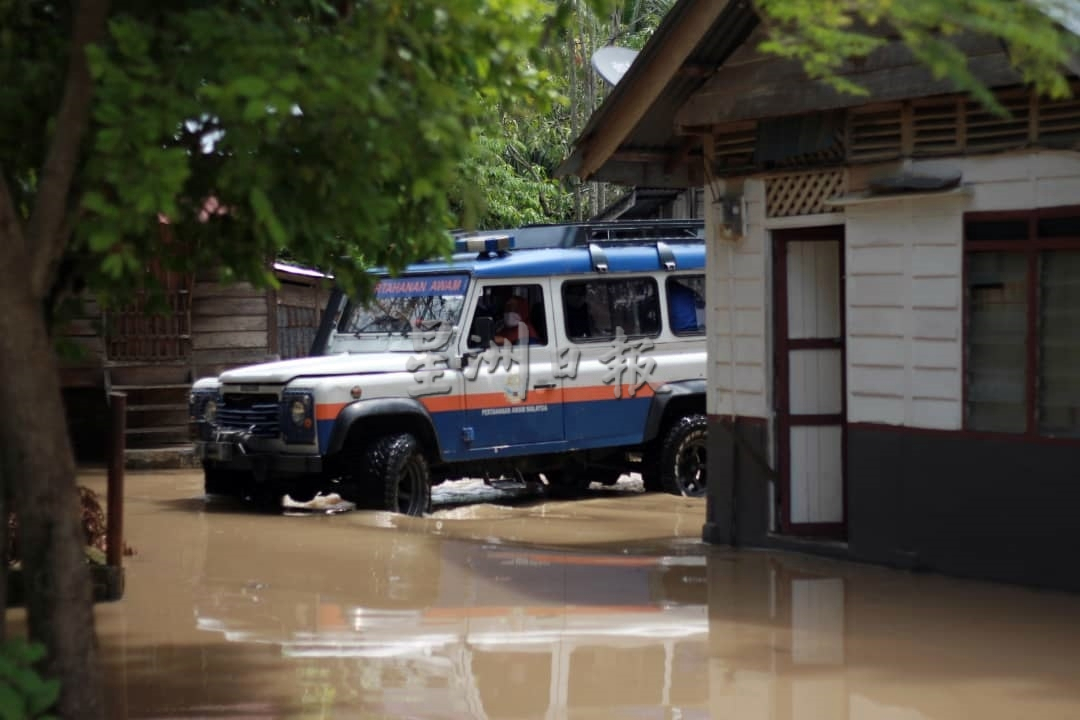 (大北马)大涨潮加上豪雨,亚娄低洼地区水患,淡汶都浪运河水溢出淹马路
