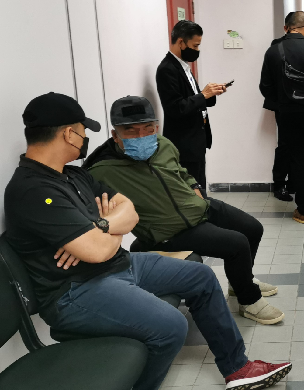 (已签发)柔:被控向拥哥冬水青年索贿,2警员否认有罪