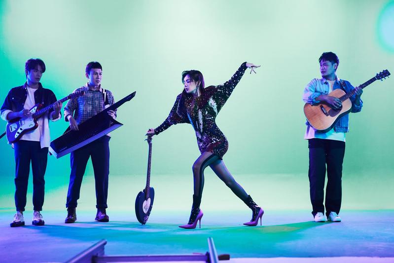 Ella无酬接演鱼丁糸MV 躺地漫步太空亏田馥甄演不来