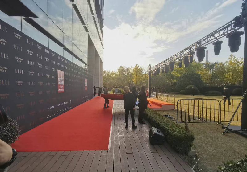 ELLE红毯突取消|王耀庆撑场聊3小时　口误让观众走开仍获好评