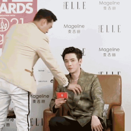 ELLE红毯突取消|王耀庆撑场聊3小时　口误让观众走开仍获好评