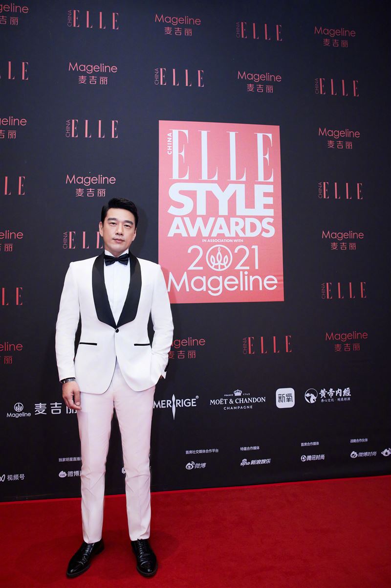 ELLE红毯突取消|王耀庆撑场聊3小时　口误让观众走开仍获好评