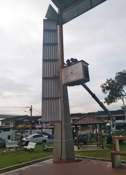 me03主文--大都会/暴风雨导致树倒压坏车和屋顶