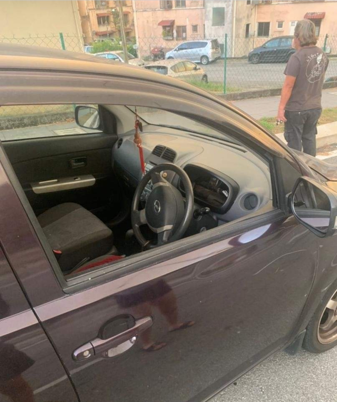 me03主文-大都会/首都镇组屋6车被砸车镜爆窃/3图