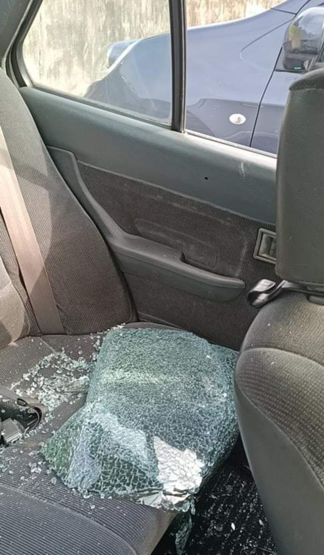 me03主文-大都会/首都镇组屋6车被砸车镜爆窃/3图