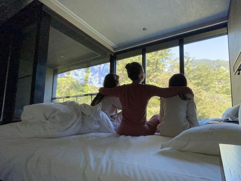 Selina迎40岁晒床照 S.H.E合体环岛圆梦