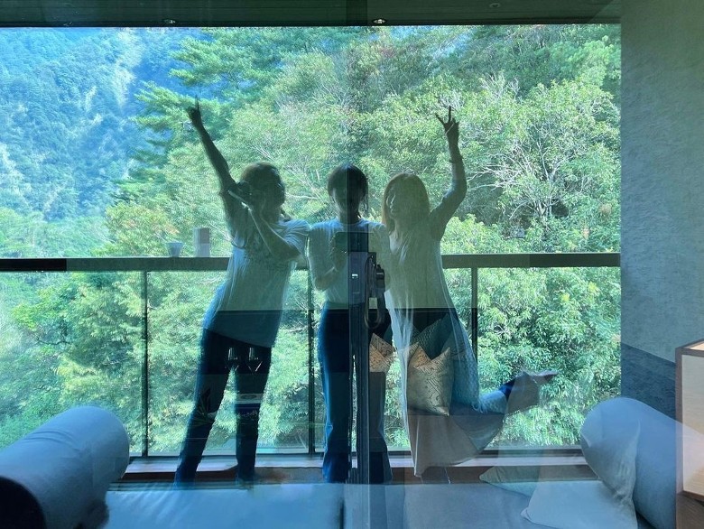 Selina迎40岁晒床照 S.H.E合体环岛圆梦