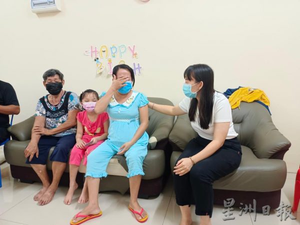 bl1217u02:热心市民与州议员登门关心梁氏遗孀。(颜美秀摄) bl1217u03:临盆在即又失去丈夫,梁氏一时感触落泪。(颜美秀摄)