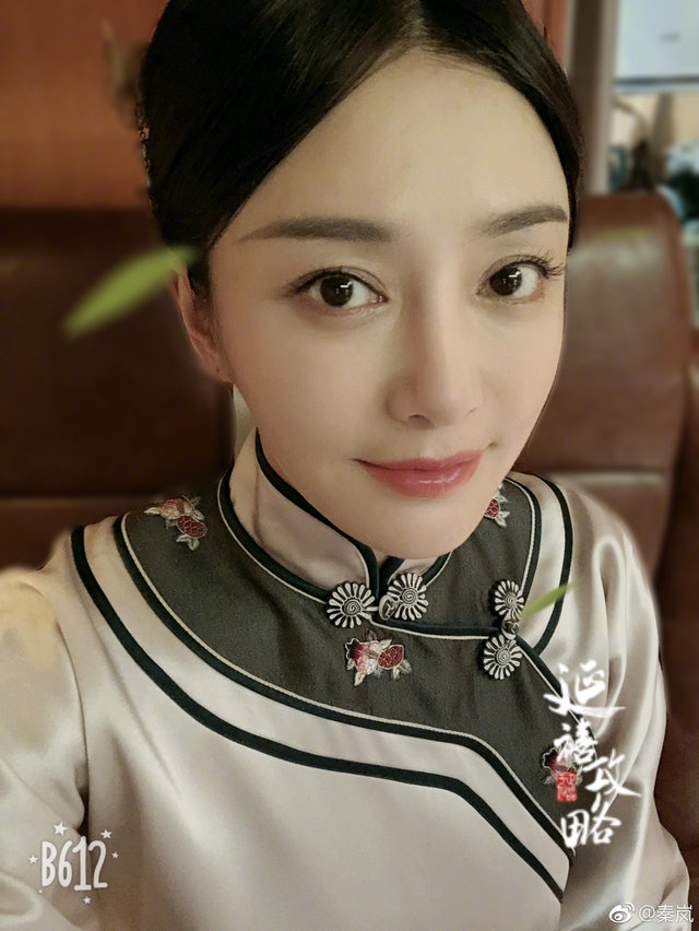 42岁秦岚素颜卖萌发际后线 网惊:女神也逃不过秃头