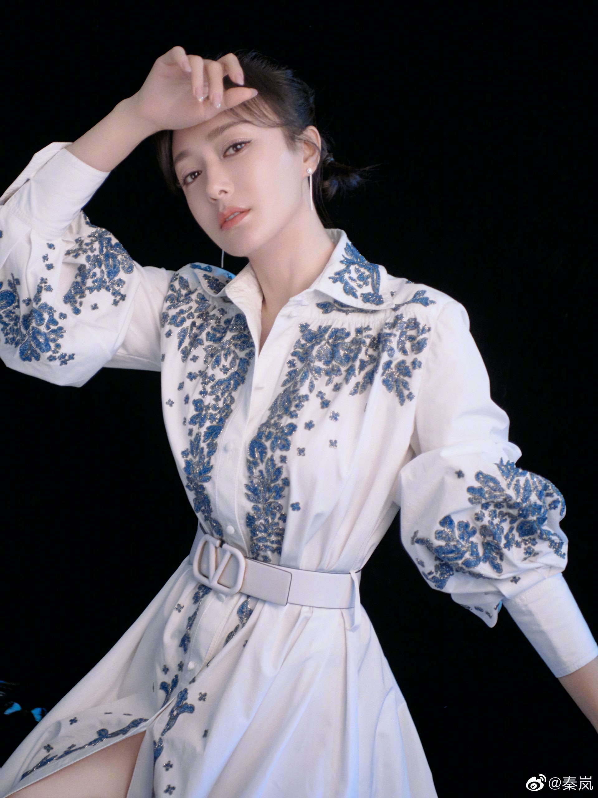 42岁秦岚素颜卖萌发际后线 网惊:女神也逃不过秃头