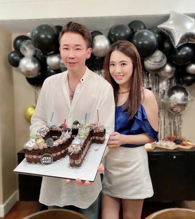 52岁陶喆与嫩妻合照曝光 网惊“父女同框吗”