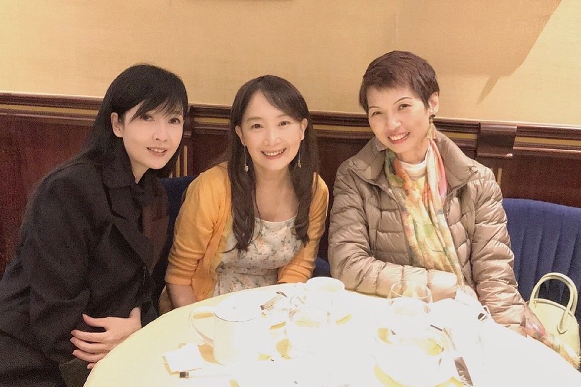 66岁陈美龄同框54岁周慧敏 两代玉女歌手看不出年龄差	