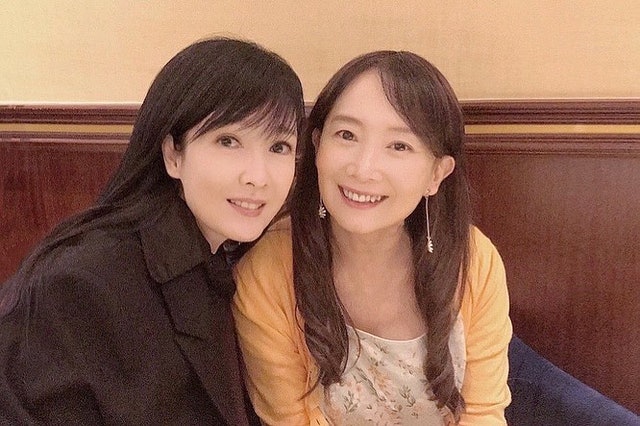 66岁陈美龄同框54岁周慧敏 两代玉女歌手看不出年龄差	