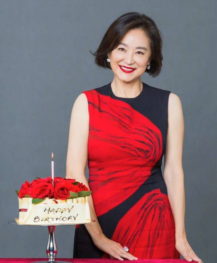 67岁林青霞喝下午茶被偶遇 霸气坐姿如东方不败重现