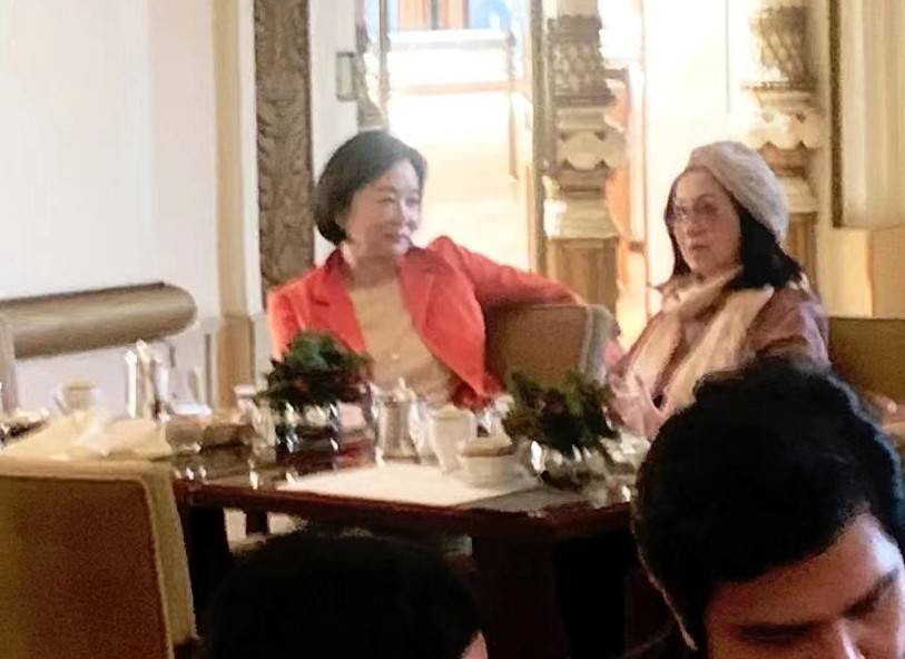 67岁林青霞喝下午茶被偶遇 霸气坐姿如东方不败重现