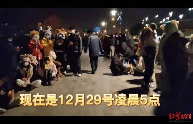 6千人涌上海迪士尼  漏夜排队抢购玩偶