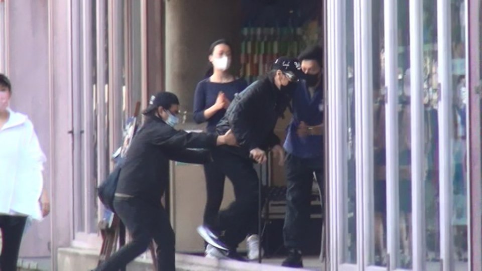 85岁谢贤撑拐杖现身餐厅  上梯级险绊倒吓坏旁人