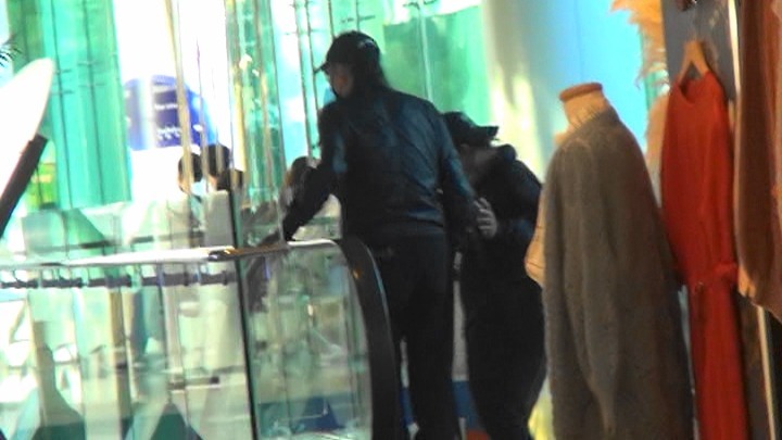 85岁谢贤撑拐杖现身餐厅  上梯级险绊倒吓坏旁人