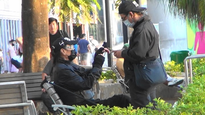 85岁谢贤撑拐杖现身餐厅  上梯级险绊倒吓坏旁人