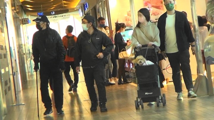 85岁谢贤撑拐杖现身餐厅  上梯级险绊倒吓坏旁人