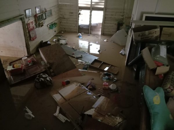 8州大水灾.茜拉爬上屋顶避难 林德荣受困灾区