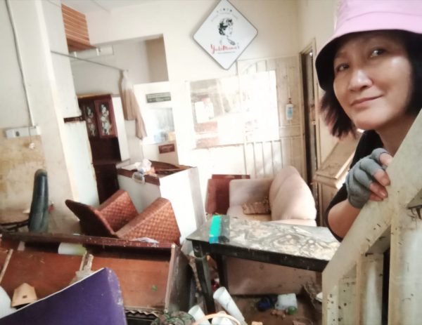 8州大水灾.茜拉爬上屋顶避难 林德荣受困灾区