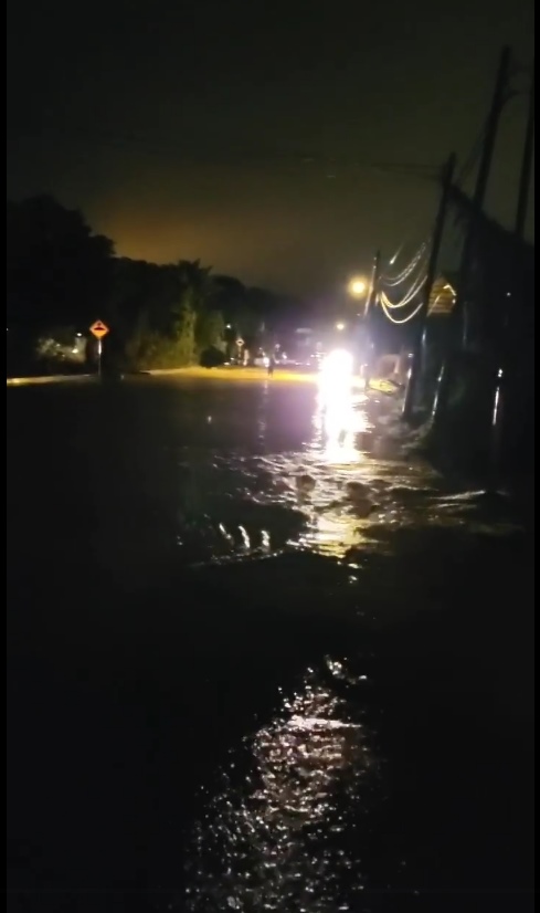 8州大水灾.茜拉爬上屋顶避难 林德荣受困灾区