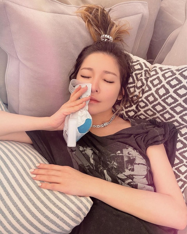 萧亚轩无遮掩露全脸 伤疤清楚可见