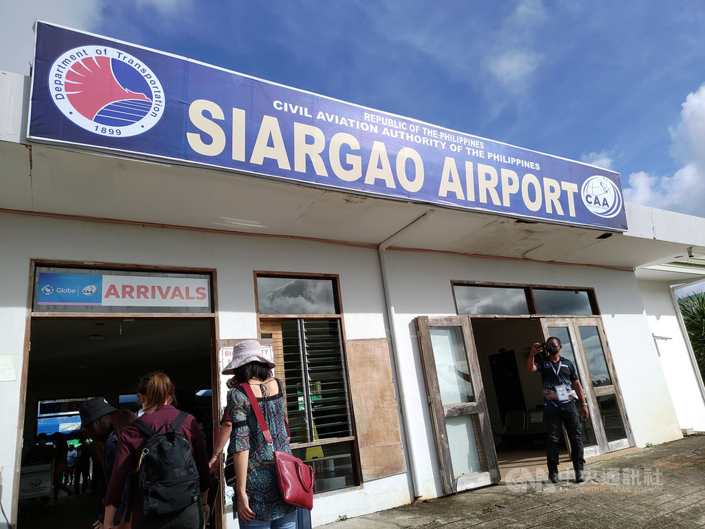 台风雷伊袭菲 传施亚高岛机场航厦全毁