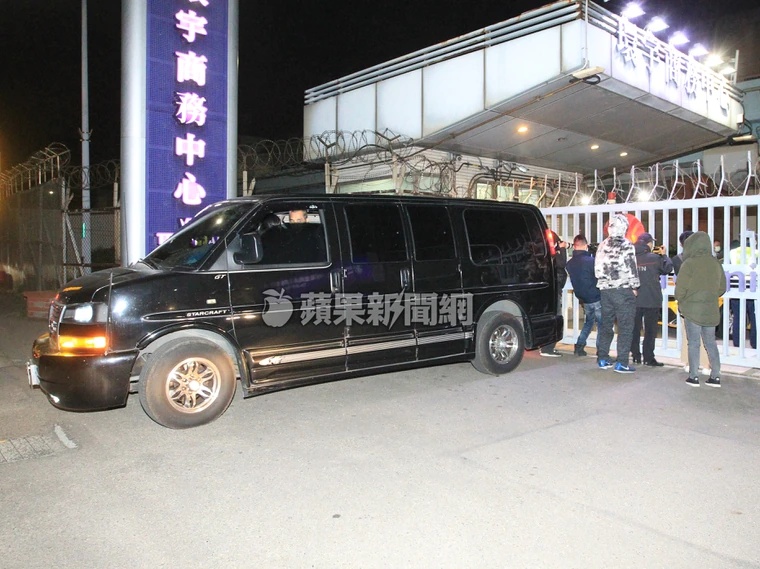 机场与媒体爆发冲突 王力宏保姆车冲撞记者