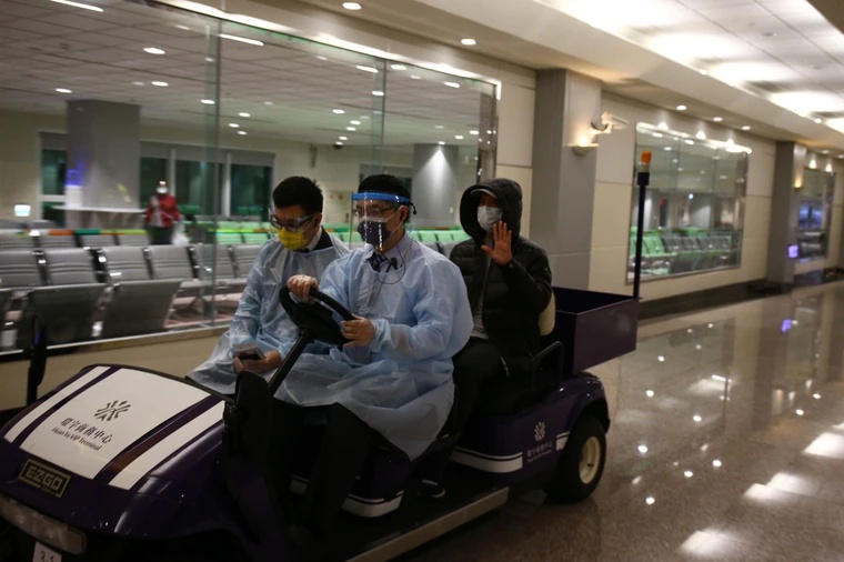 机场与媒体爆发冲突 王力宏保姆车冲撞记者