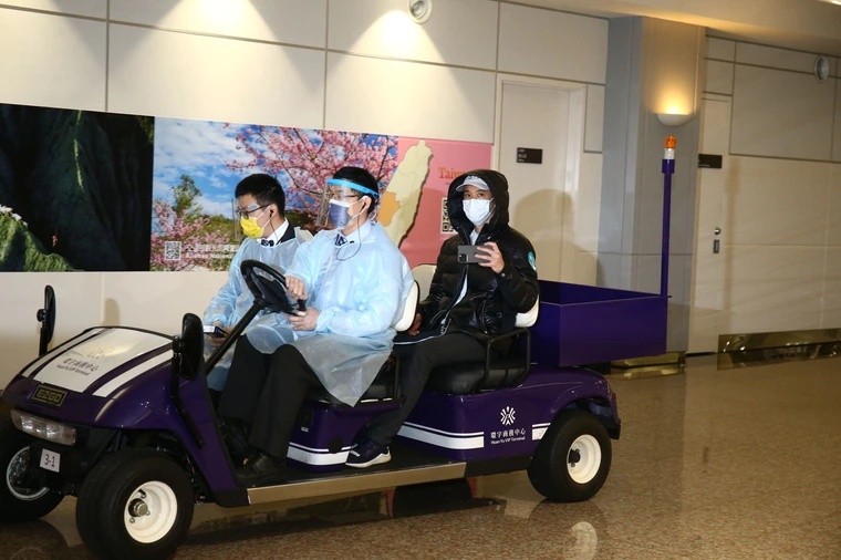 机场与媒体爆发冲突 王力宏保姆车冲撞记者