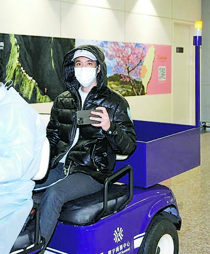 机场与媒体爆发冲突 王力宏保姆车冲撞记者