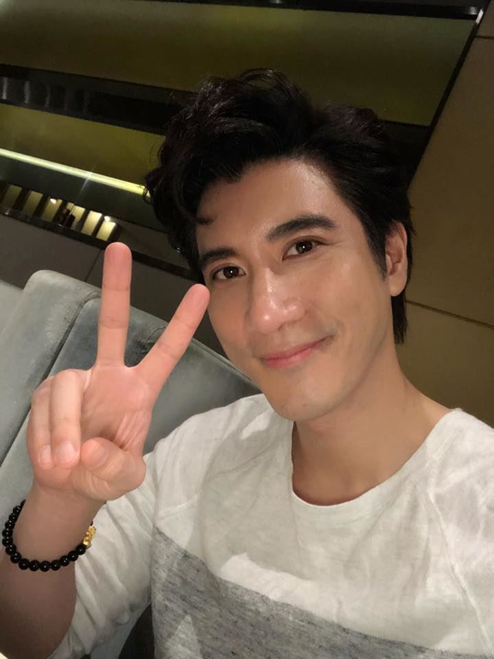 机场与媒体爆发冲突 王力宏保姆车冲撞记者