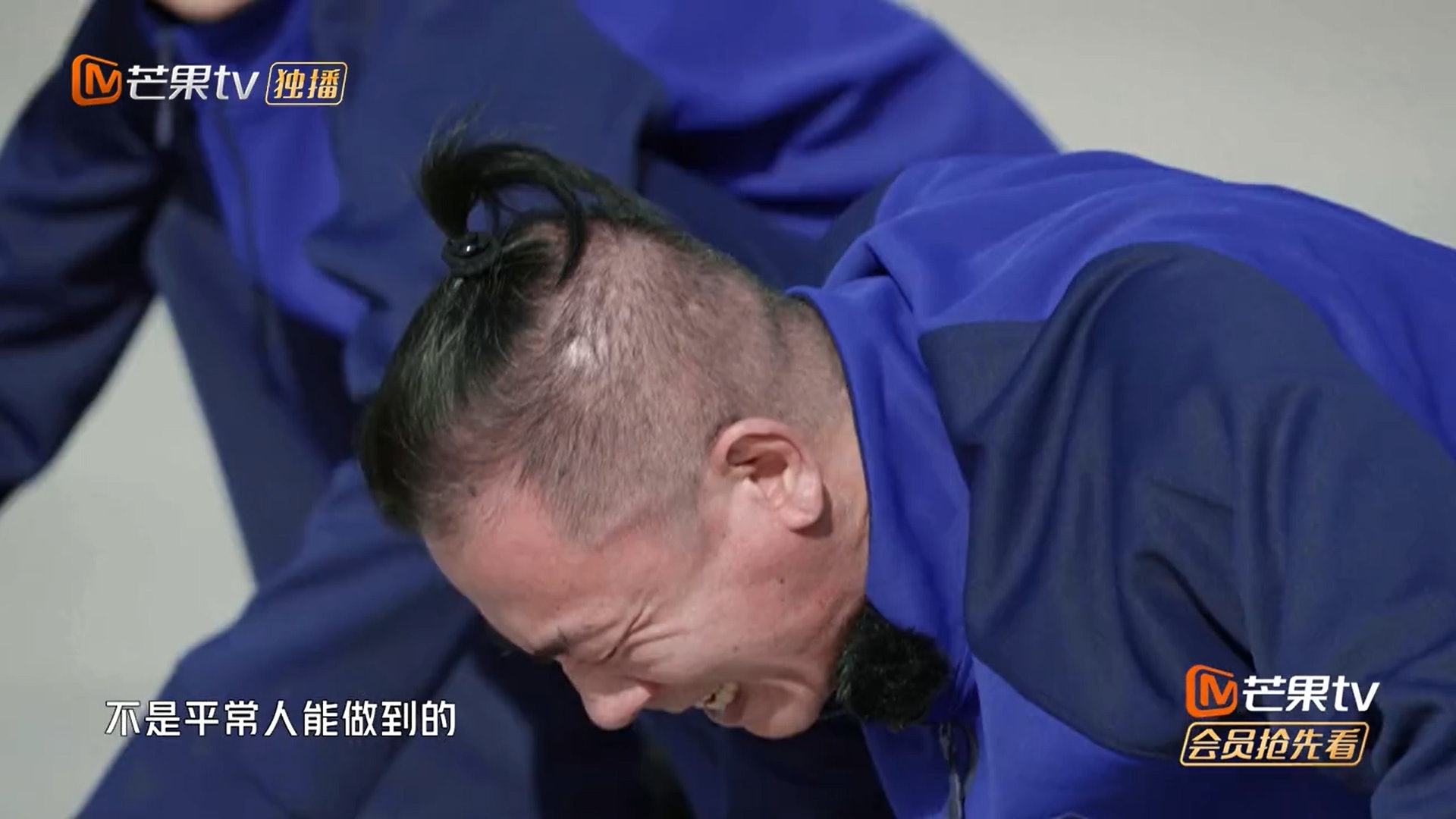 ​陈小春张智霖体验消防员生活　400下掌上压做到手抖