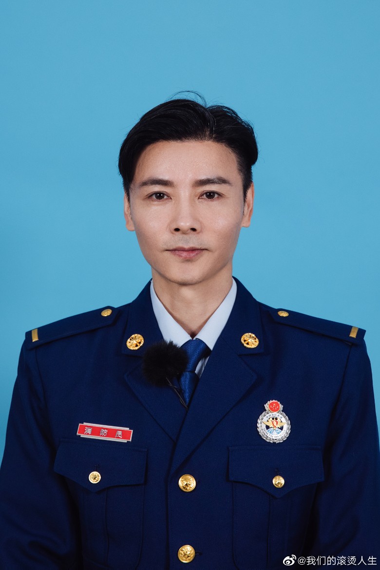 ​陈小春张智霖体验消防员生活　400下掌上压做到手抖