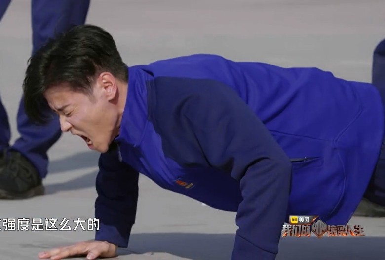 ​陈小春张智霖体验消防员生活　400下掌上压做到手抖