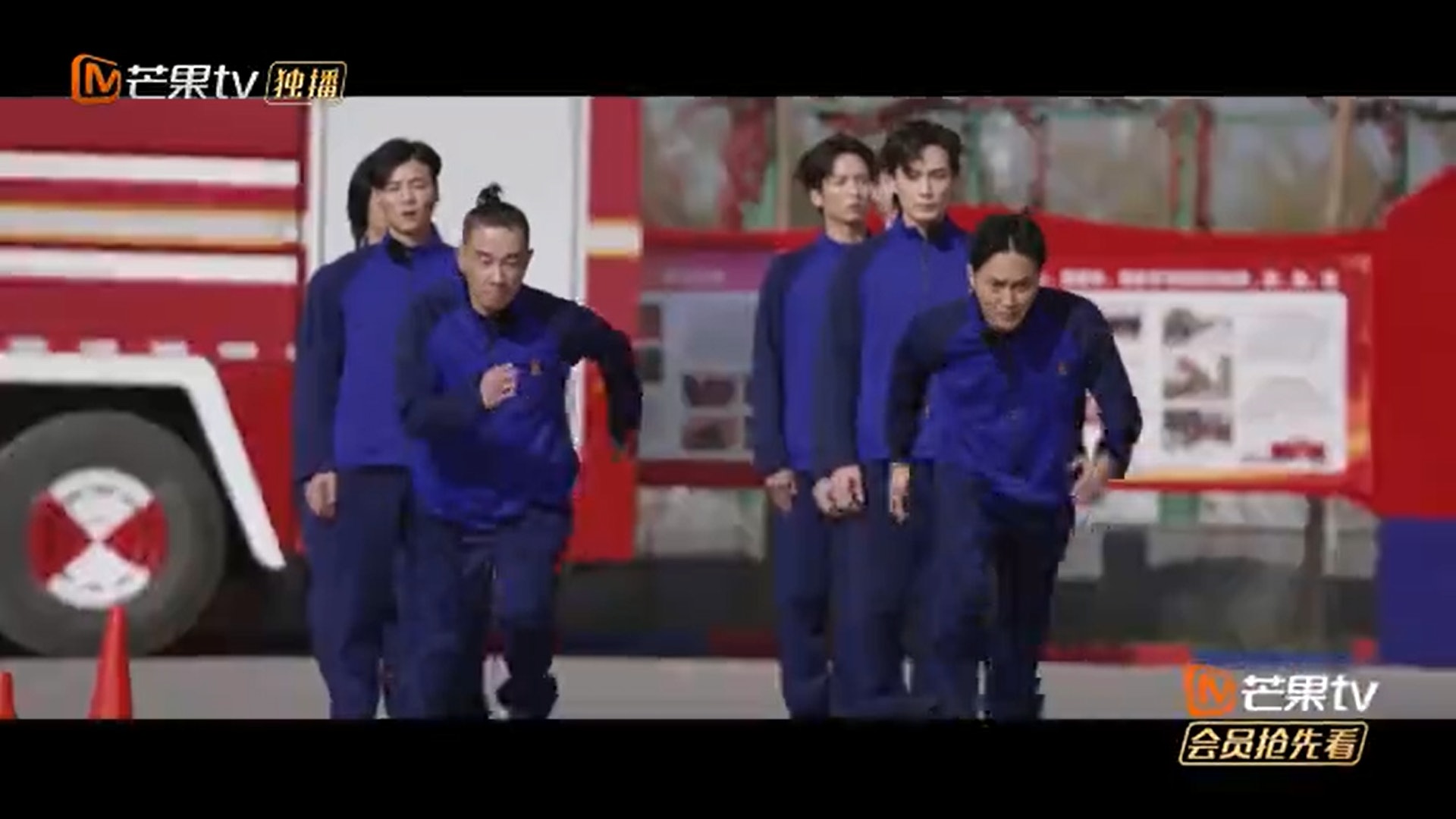 ​陈小春张智霖体验消防员生活　400下掌上压做到手抖