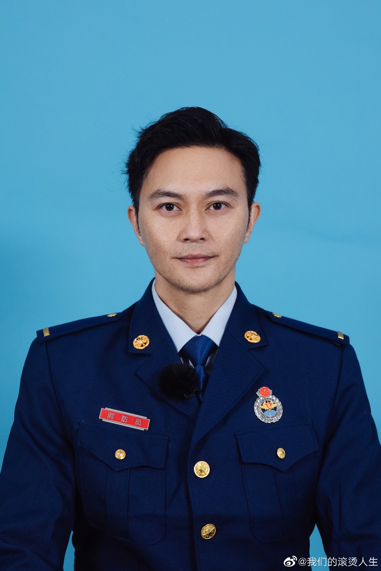 ​陈小春张智霖体验消防员生活　400下掌上压做到手抖