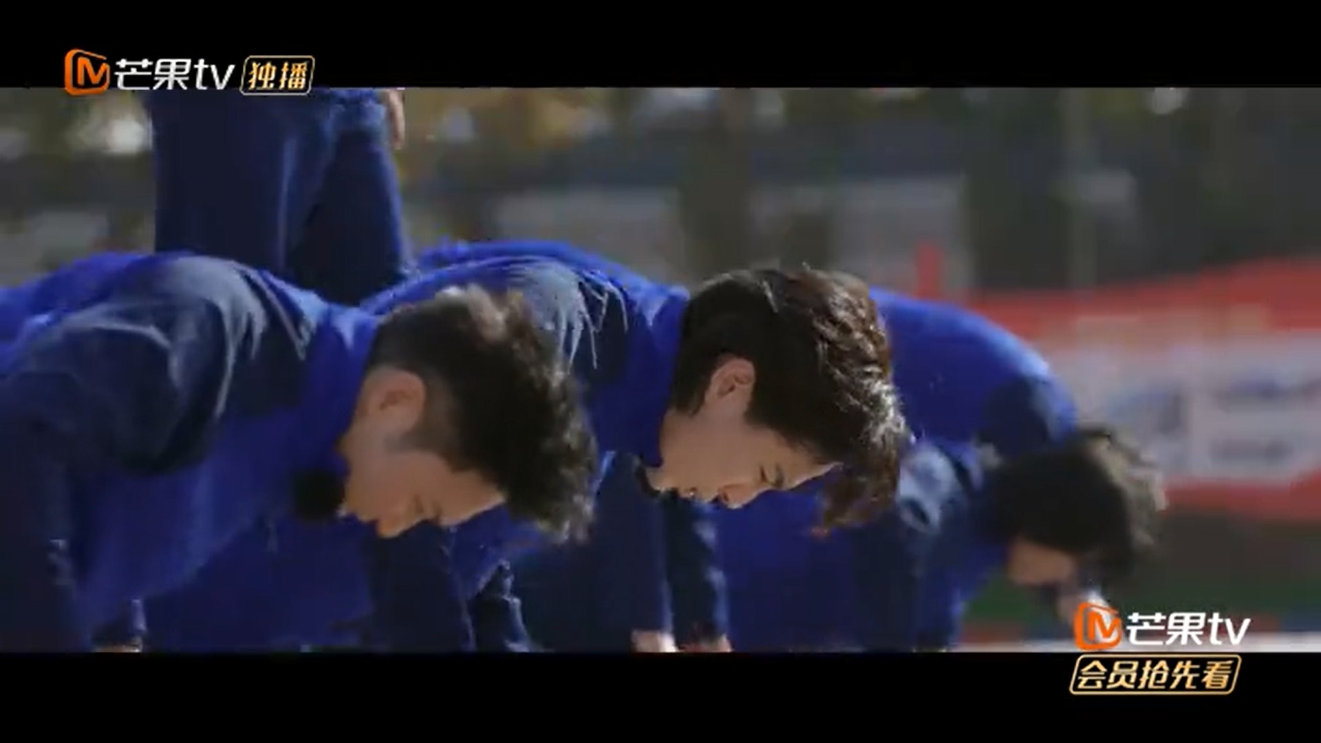 ​陈小春张智霖体验消防员生活　400下掌上压做到手抖