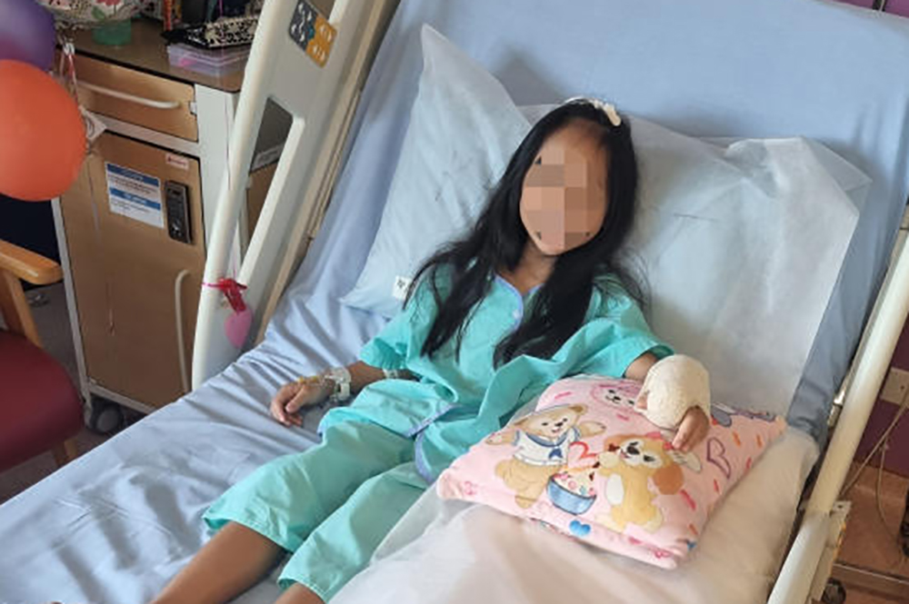 “爸爸,救我!”五女童半截食指被手机绞断,父亲受访绘述小女儿撕心裂肺哭喊,要爸爸救她,两个九岁的双胞姐姐也惊慌要爸爸救妹妹,看着小女儿血淋淋的手,刹那间他觉得很无助。