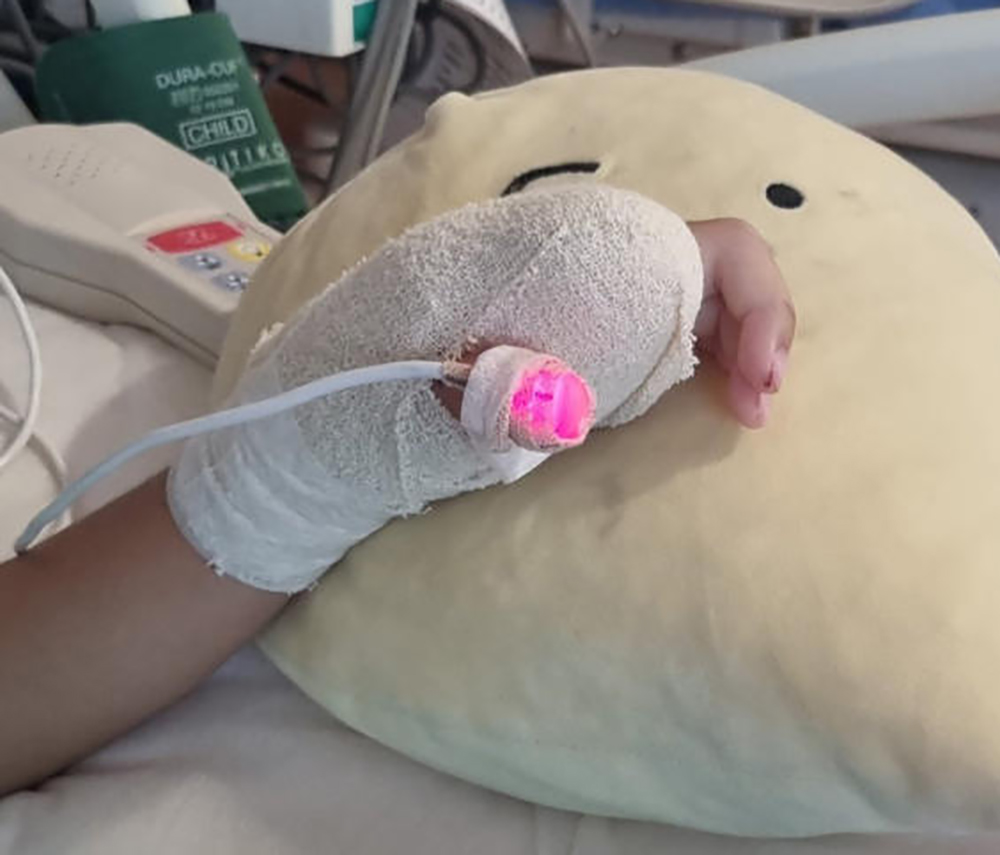 “爸爸,救我!”五女童半截食指被手机绞断,父亲受访绘述小女儿撕心裂肺哭喊,要爸爸救她,两个九岁的双胞姐姐也惊慌要爸爸救妹妹,看着小女儿血淋淋的手,刹那间他觉得很无助。