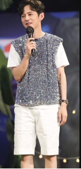 《快乐大本营》走入历史 何炅入主新综艺不见搭档谢娜