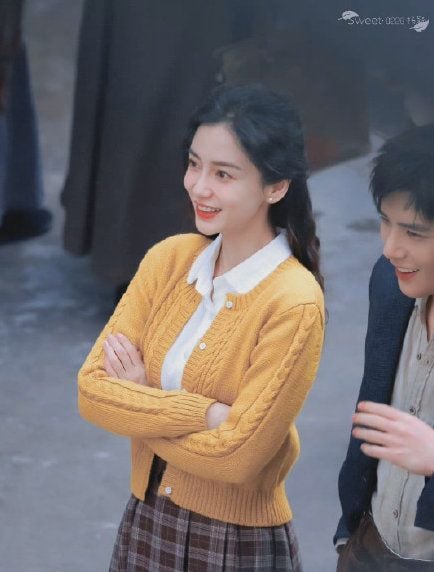 与小演员合照 Angelababy巴掌脸引惊呼：好小	