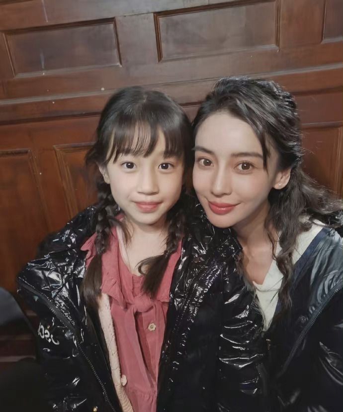 与小演员合照 Angelababy巴掌脸引惊呼:好小